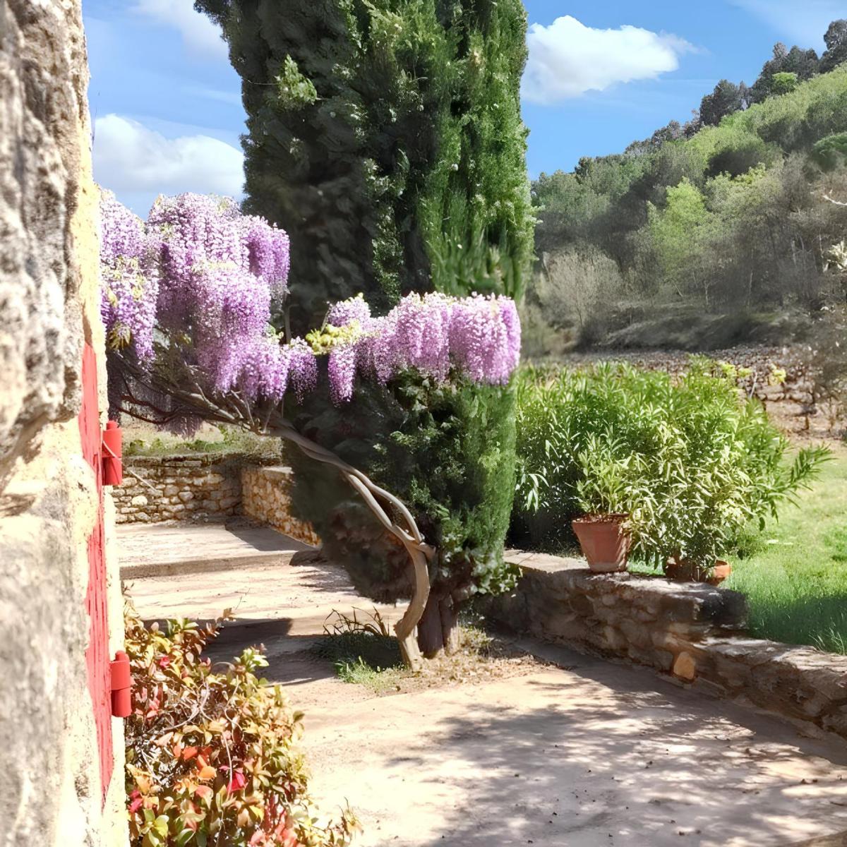 Villa élégante avec piscine privée à Ansouis, vues montagne - Housity