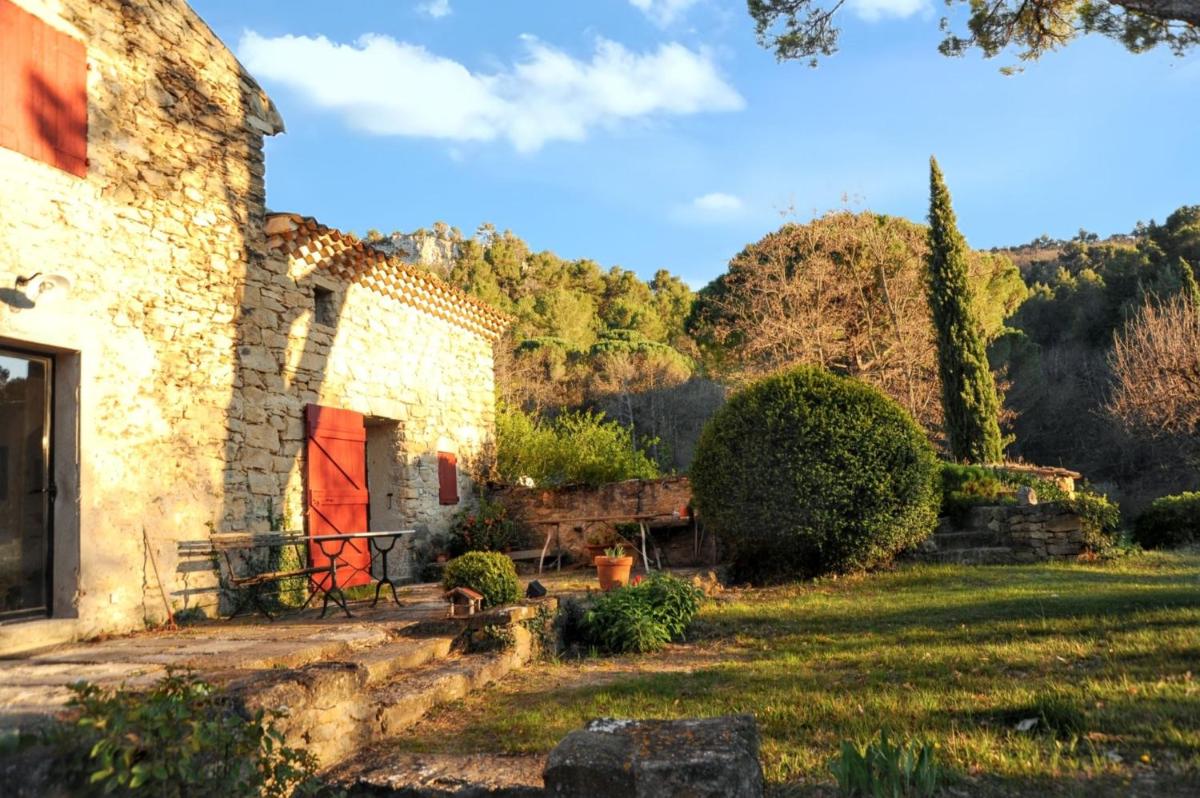 Villa élégante avec piscine privée à Ansouis, vues montagne - Housity