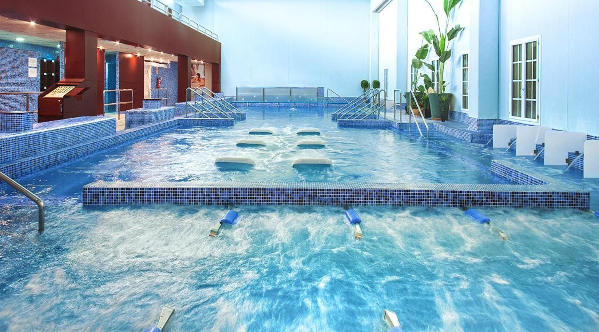 una piscina con gente en el agua en Balneario de Cofrentes, en Cofrentes