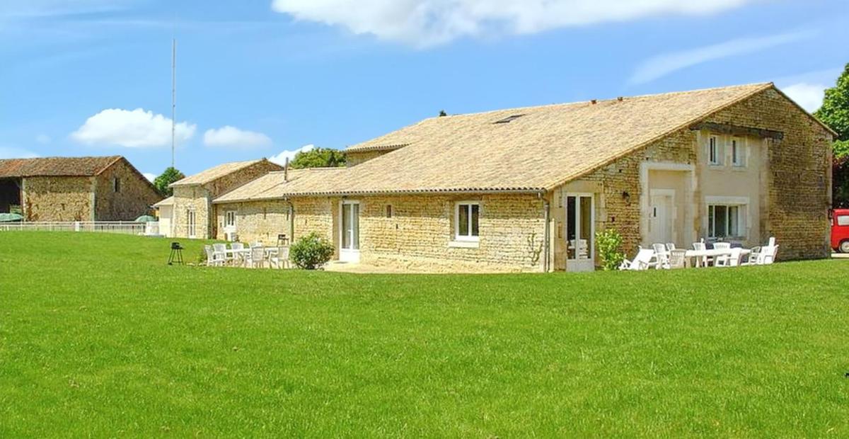 Maison spacieuse avec piscine partagée à Saint-Vincent-la-Châtre. - Housity