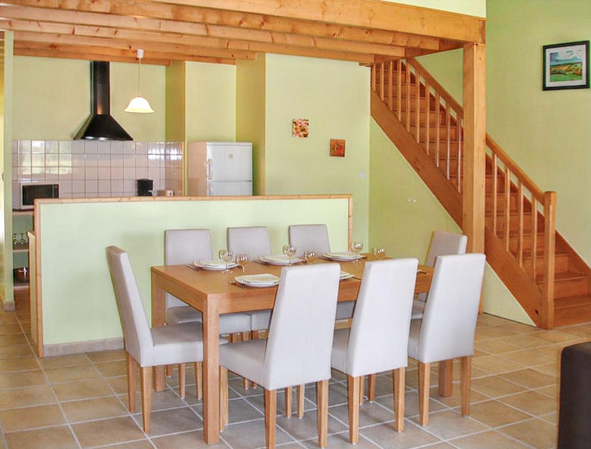 Maison spacieuse avec piscine partagée à Saint-Vincent-la-Châtre. - Housity