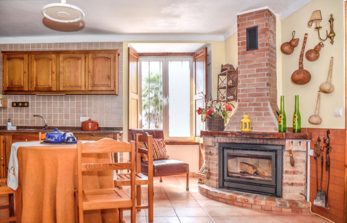 Cosy house near Porto de Mós with shared swimming pool - Housity