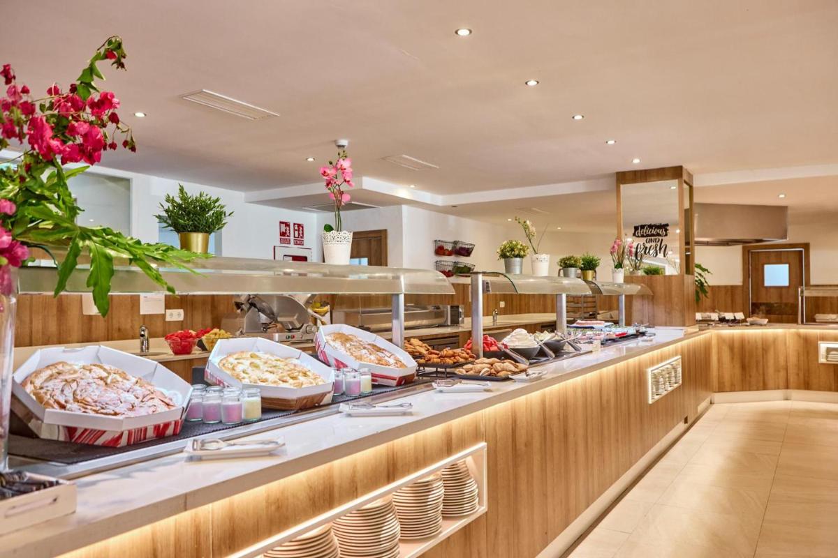 Comida en o cerca de este apartahotel
