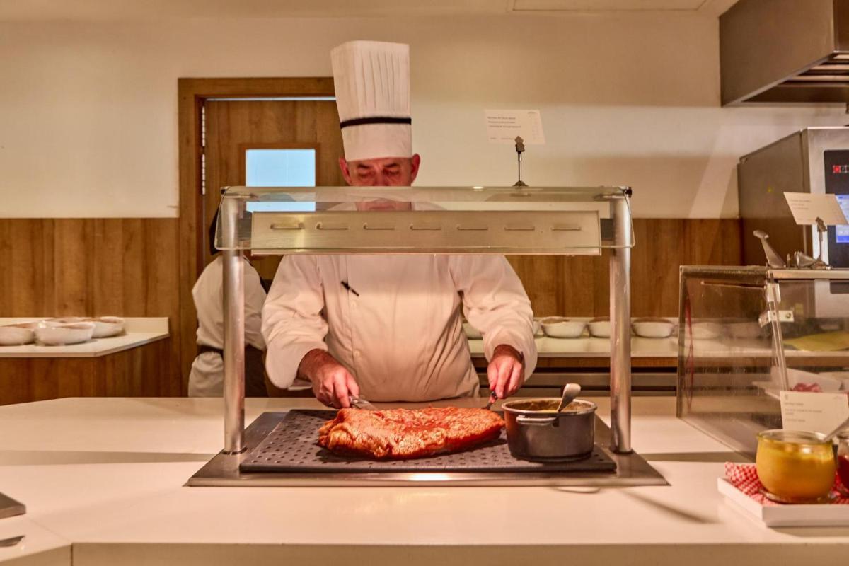 Comida en o cerca de este apartahotel