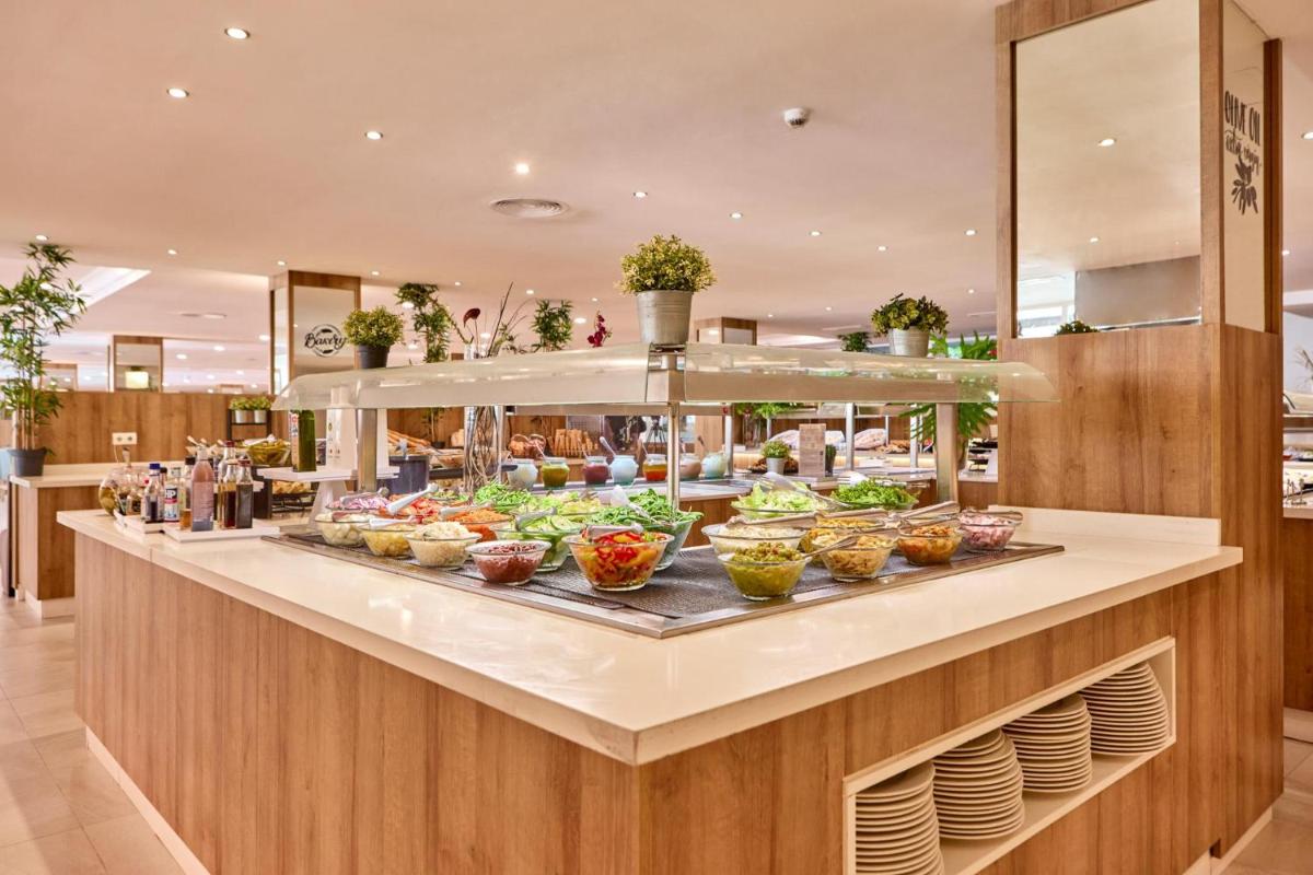 Comida en o cerca de este apartahotel