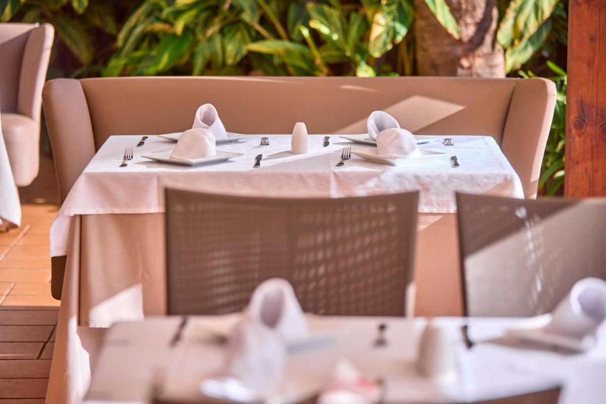 Un restaurante o sitio para comer en Zafiro Palmanova