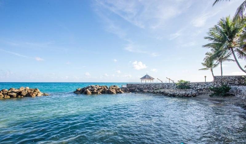 Idyllic Beachfront Condo - Housity