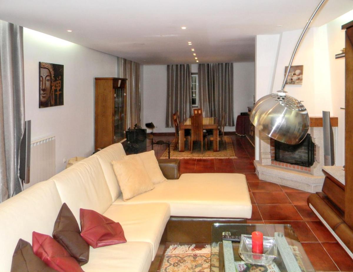 Welcoming villa in Santa Leocadia private pool 475 m² - Housity