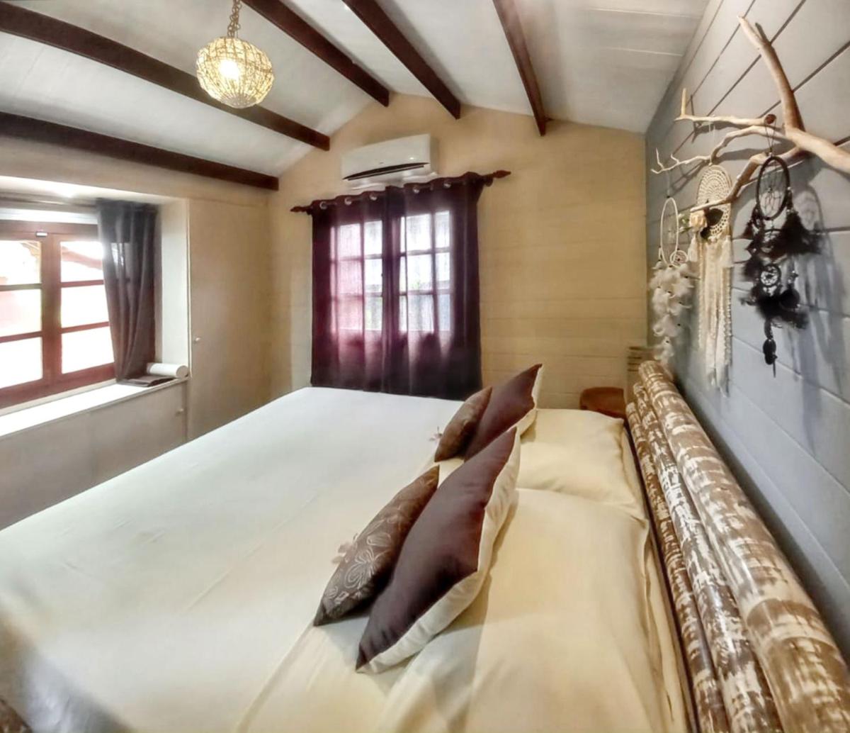 Charming house in Albion + enclosed garden and shared pool - Housity