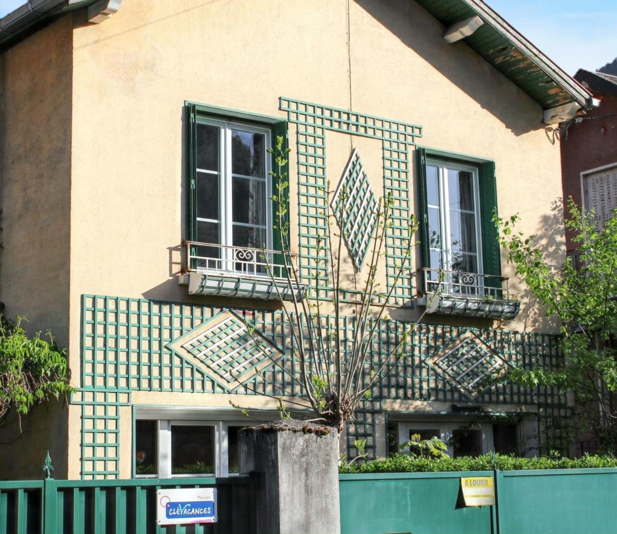 Maison accueillante à Bagnères-de-Luchon avec vue sur la montagne.b - Housity