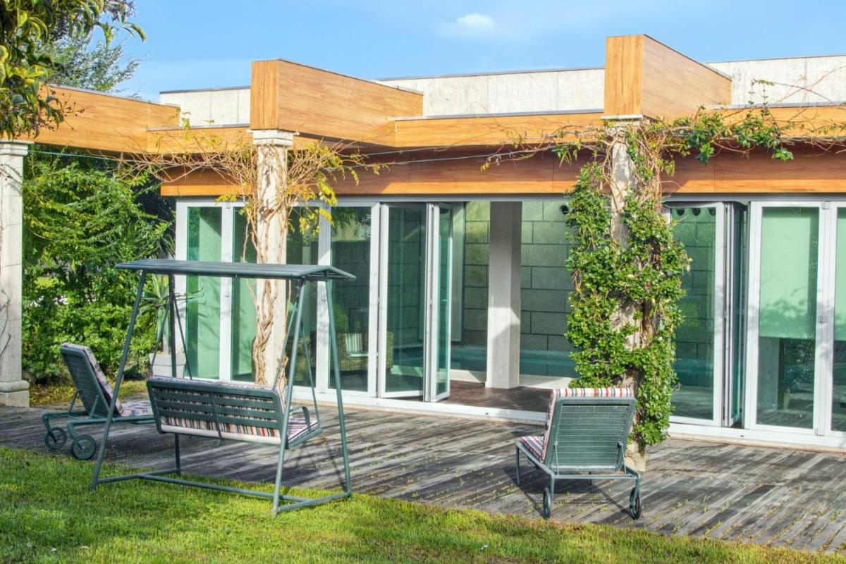 Spacious villa in Santo Tirso with private pool 850 m² and jacuzzi - Housity