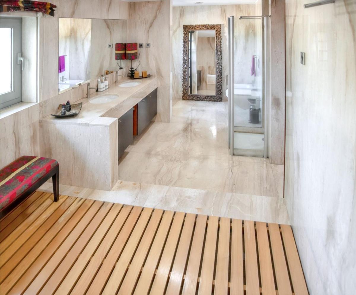 Spacious villa in Santo Tirso with private pool 850 m² and jacuzzi - Housity