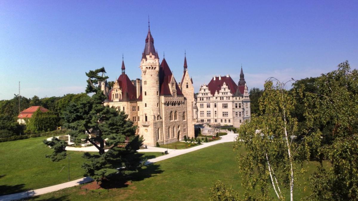 Moszna Zamek - Housity