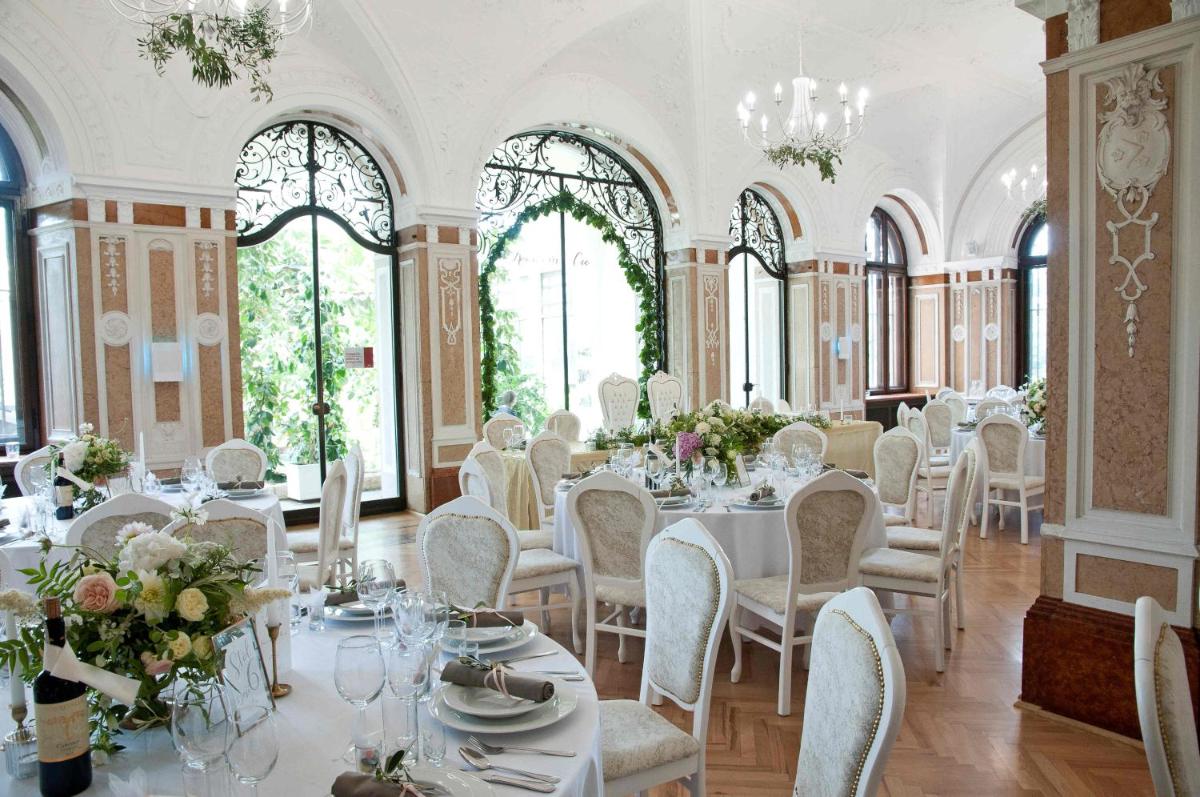 Moszna Zamek - Housity