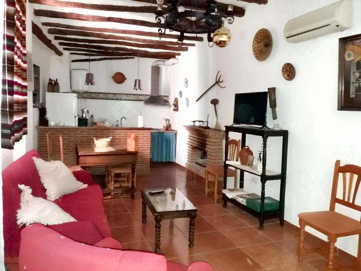 Spacious comfortable house in Quesada with balcony - Housity
