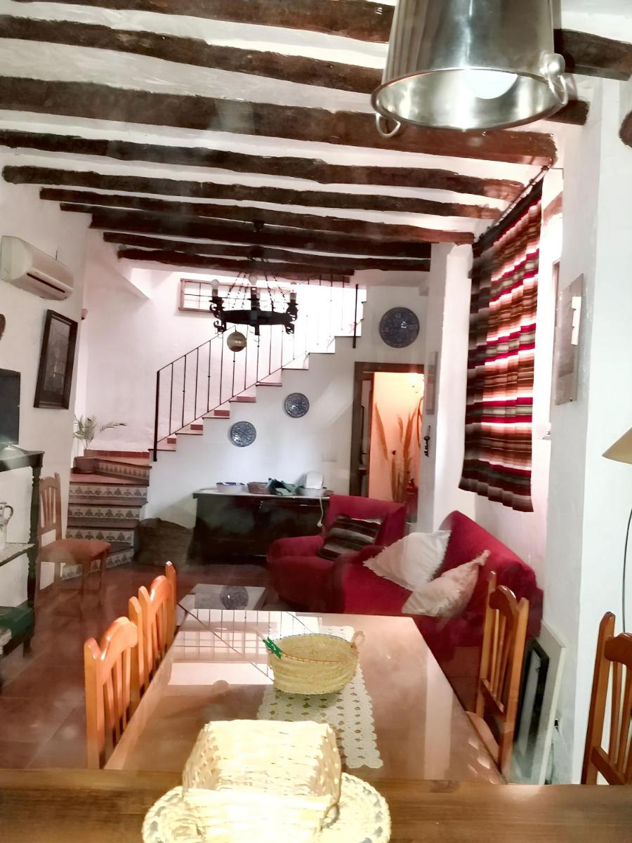 Spacious comfortable house in Quesada with balcony - Housity