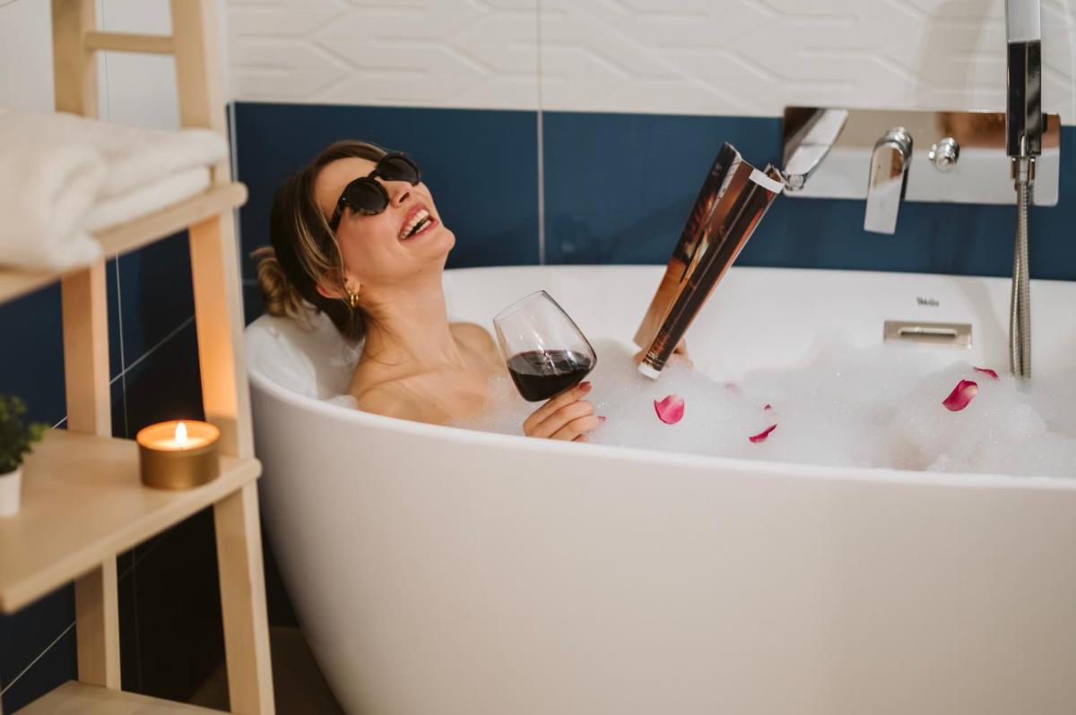 Romantic-Fireplace-Centrum-Bathtub - Housity