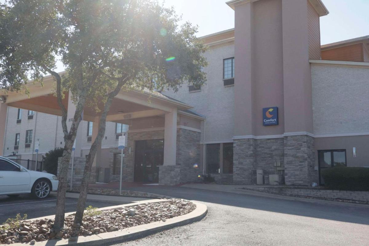 Comfort Inn & Suites - Housity