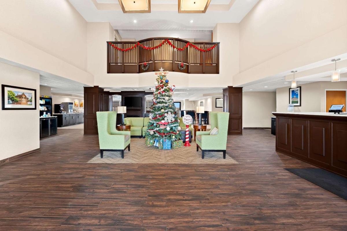 Comfort Inn & Suites Decatur-Forsyth - Housity