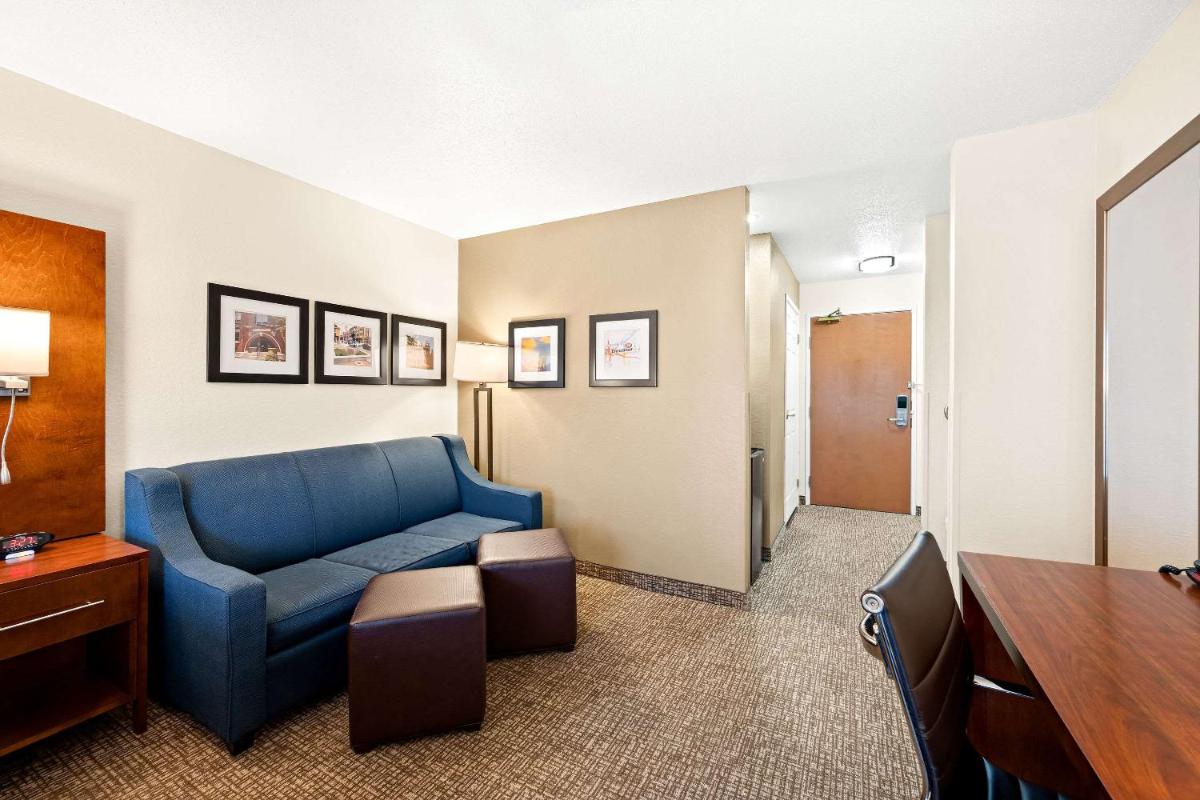 Comfort Inn & Suites Decatur-Forsyth - Housity