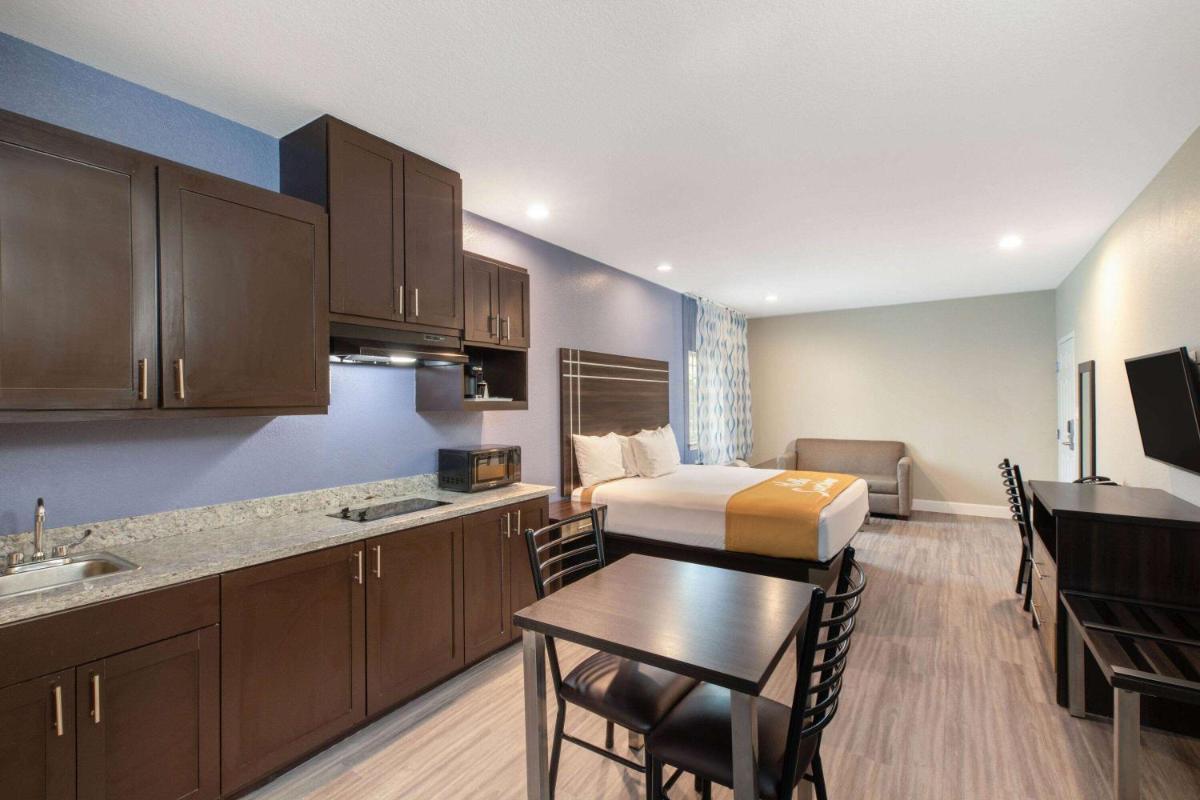Days Inn & Suites by Wyndham La Porte - Housity