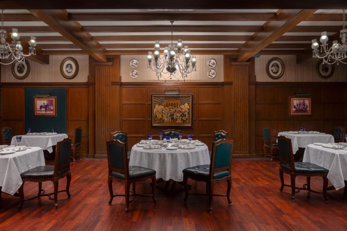 a conference room with tables and chairs and a chandelier at ITC Windsor, a Luxury Collection Hotel, Bengaluru in Bengaluru a conference room with tables and chairs and a chandelier at ITC Windsor, a Luxury Collection Hotel, Bengaluru in Bengaluru
