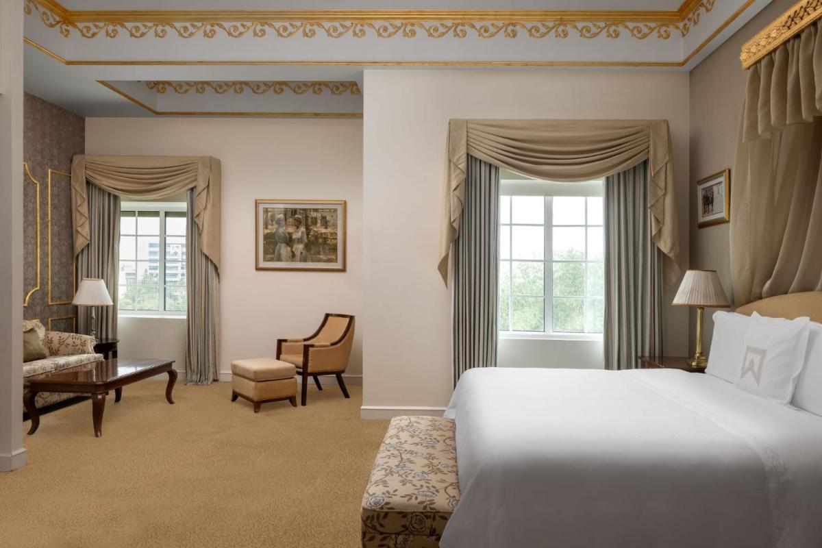 a hotel room with a bed and a desk at ITC Windsor, a Luxury Collection Hotel, Bengaluru in Bengaluru a hotel room with a bed and a desk at ITC Windsor, a Luxury Collection Hotel, Bengaluru in Bengaluru