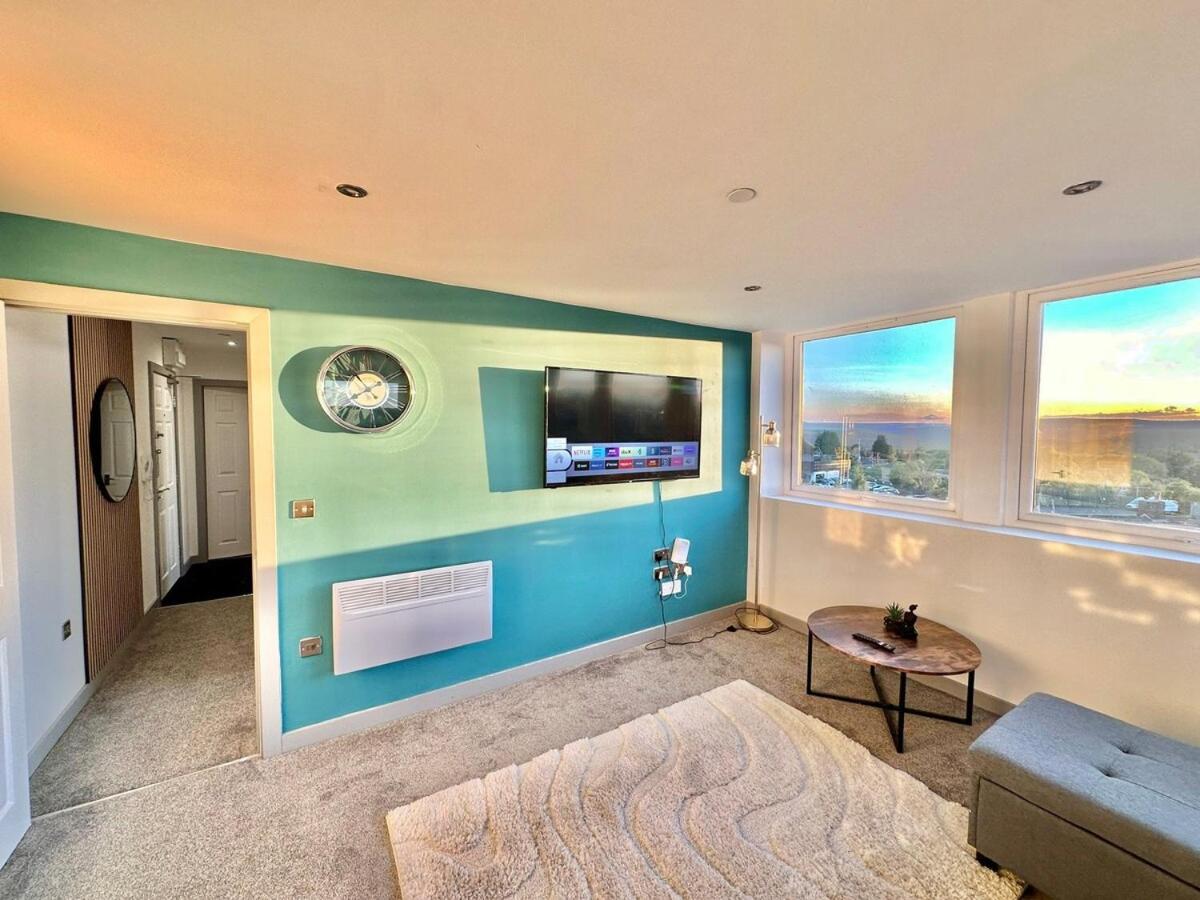 Two Bedroom Flat by Brookland Stays Serviced Accommodation Short Lets Leeds with Free WiFi - Housity