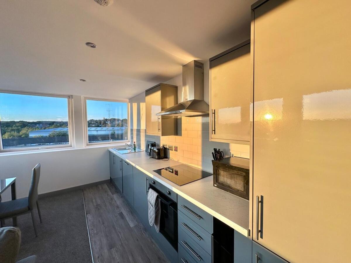 Two Bedroom Flat by Brookland Stays Serviced Accommodation Short Lets Leeds with Free WiFi - Housity
