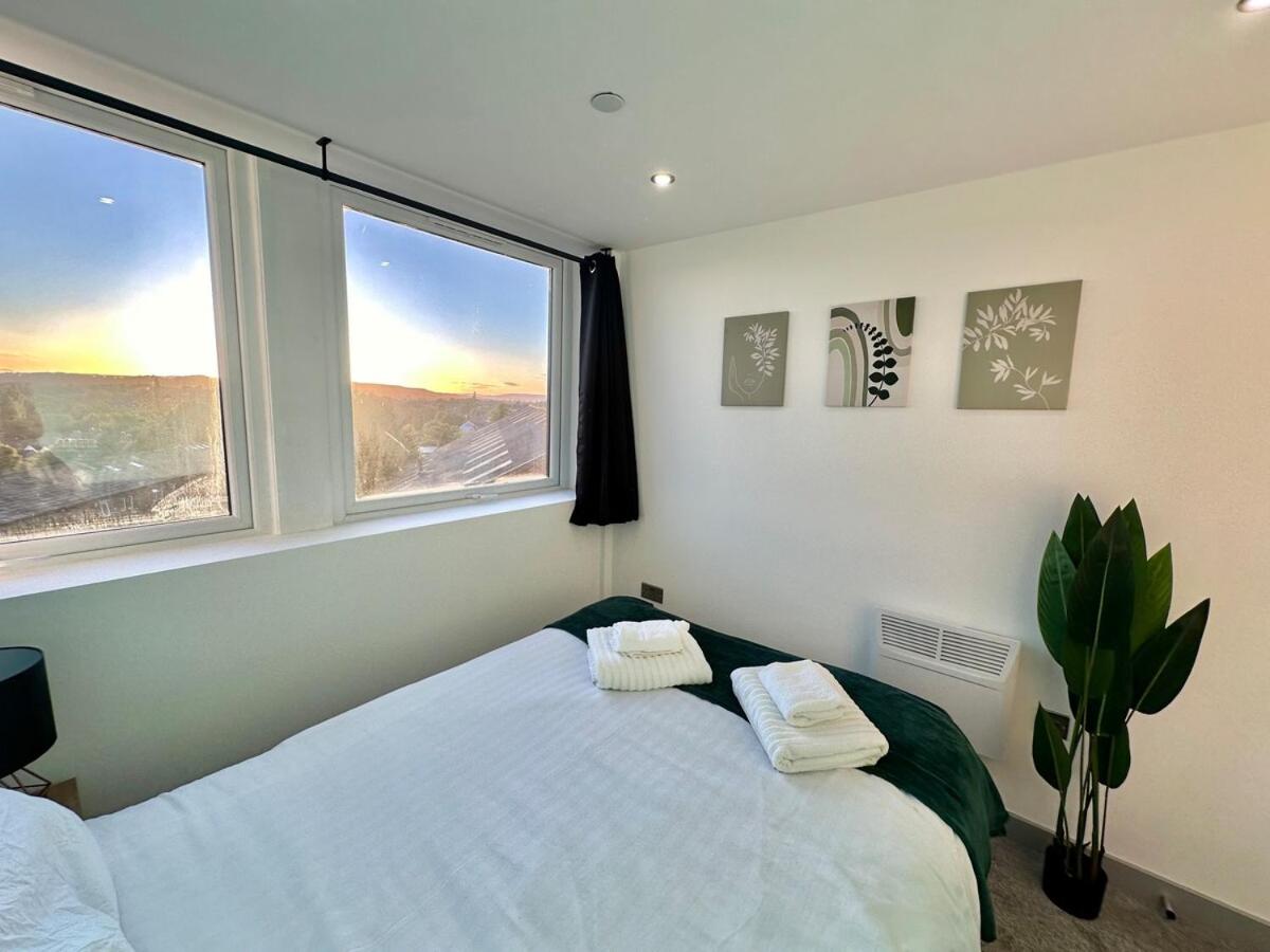 Two Bedroom Flat by Brookland Stays Serviced Accommodation Short Lets Leeds with Free WiFi - Housity
