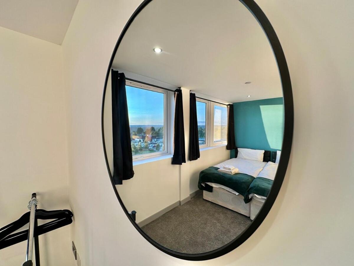 Two Bedroom Flat by Brookland Stays Serviced Accommodation Short Lets Leeds with Free WiFi - Housity