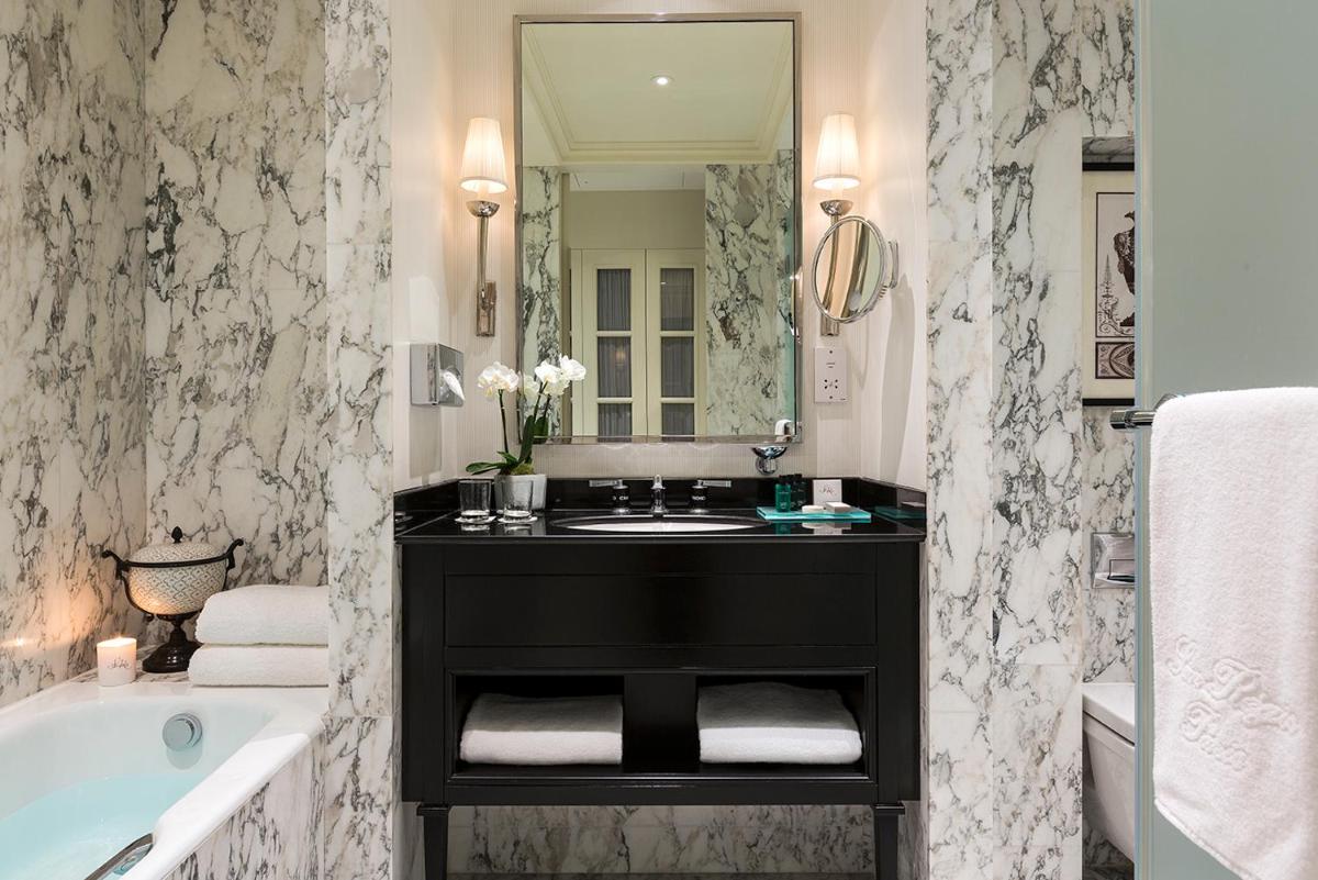 Salle de bains dans l'établissement Hôtel San Régis