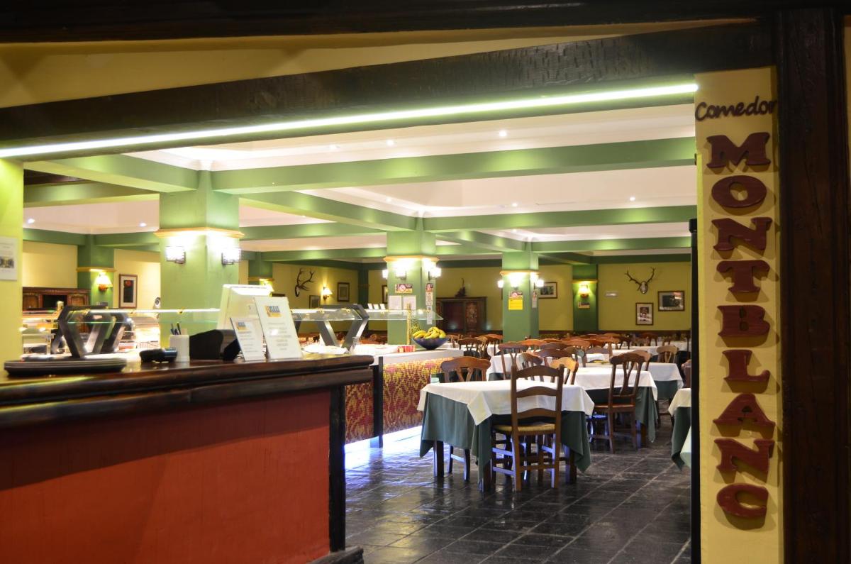 Un restaurante o sitio para comer en Hotel GHM Monachil