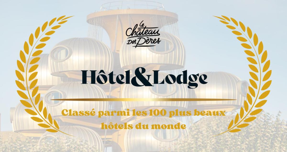 un panneau indiquant un hôtel et un lodge avec un bâtiment dans l'établissement L'EssenCiel, à Piré-sur-Seiche