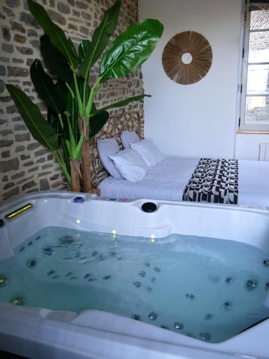 Profitez d'une douce nuit avec jacuzzi - Housity