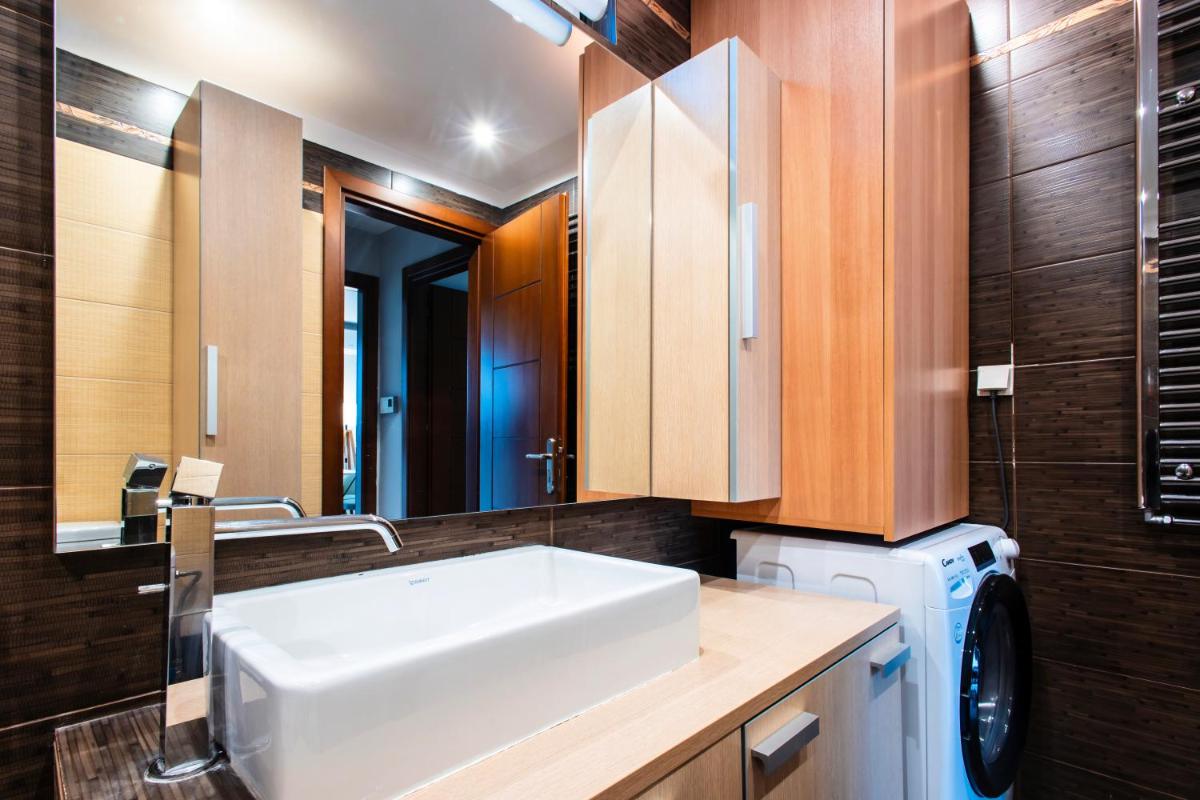Lis153 by Smart Cozy Suites - Top Floors with Amazing City View - Available 24hr - Housity