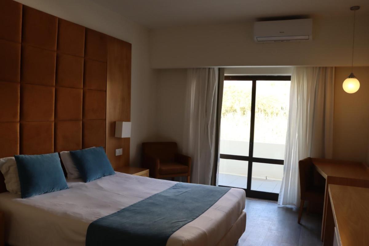 Uma cama ou camas num quarto em Hotel Atlantida Sol