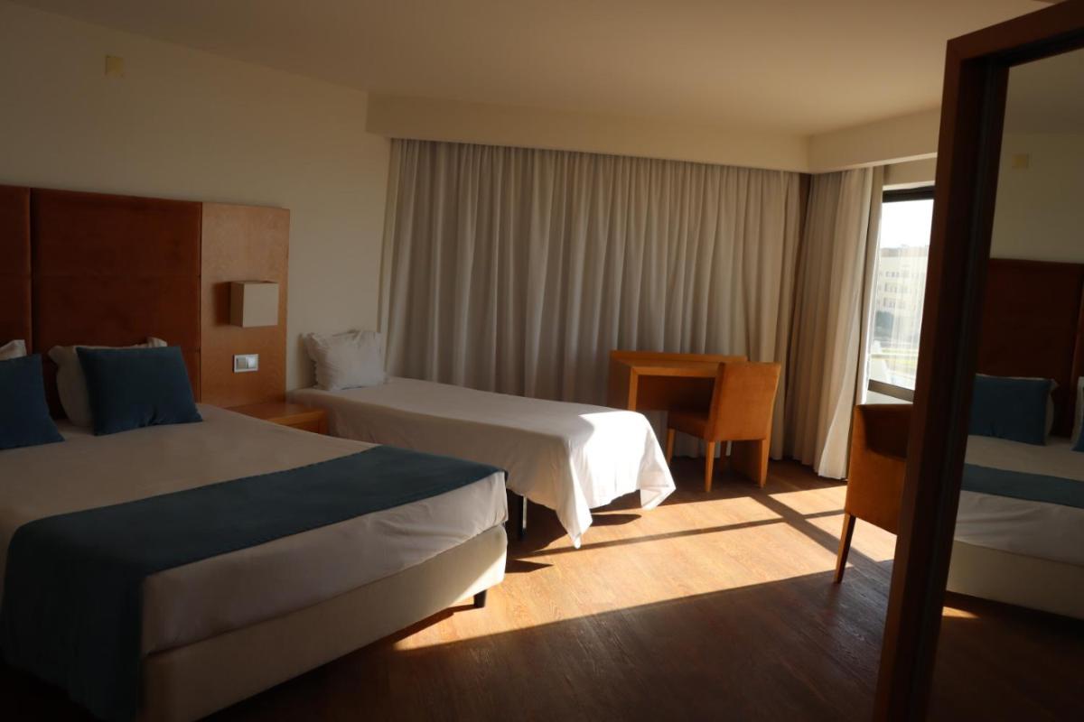 Uma cama ou camas num quarto em Hotel Atlantida Sol
