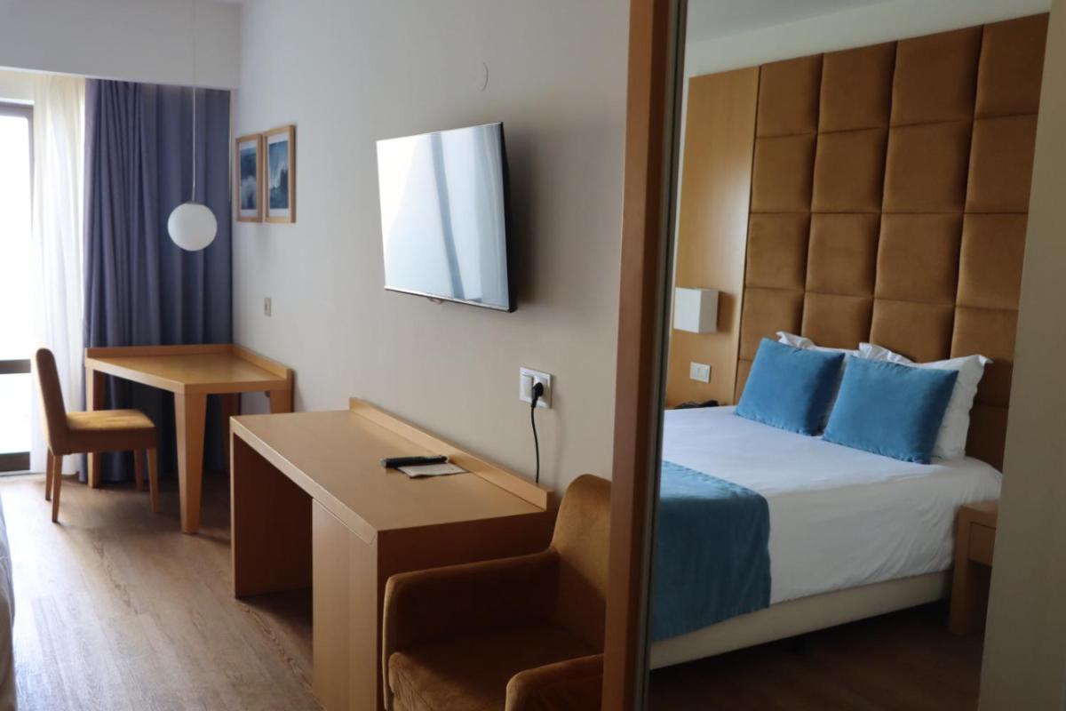 Uma televisão e/ou sistema de entretenimento em Hotel Atlantida Sol