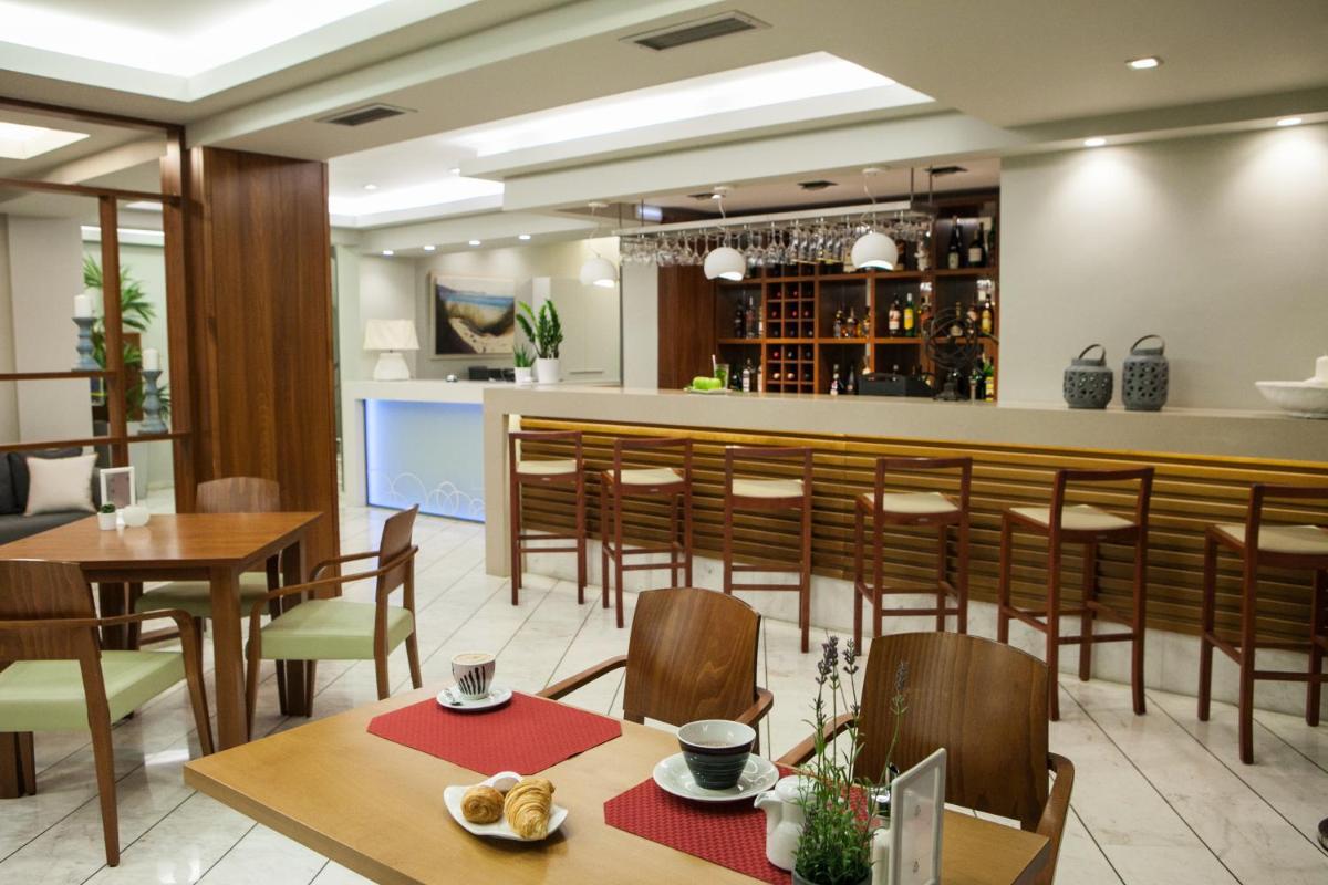 Kronos Hotel - Housity