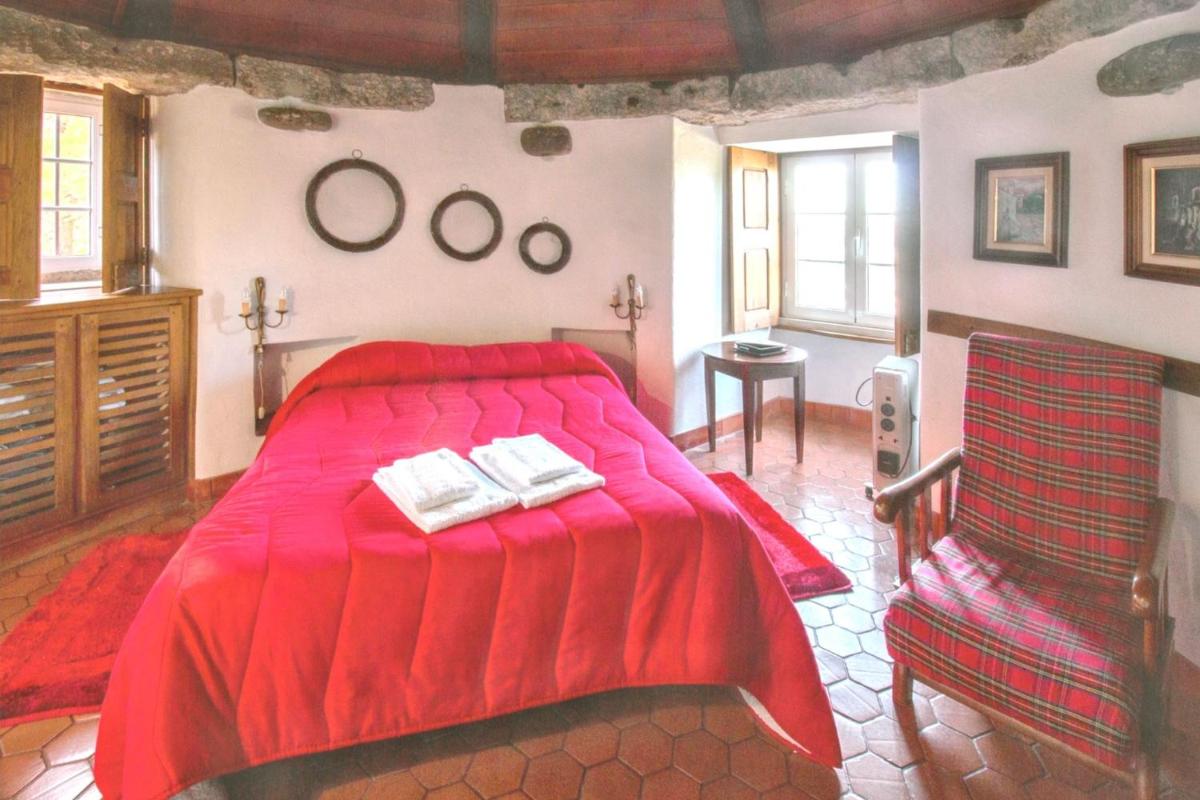 Charming House with Shared Pool in Porto de Mós. - Housity