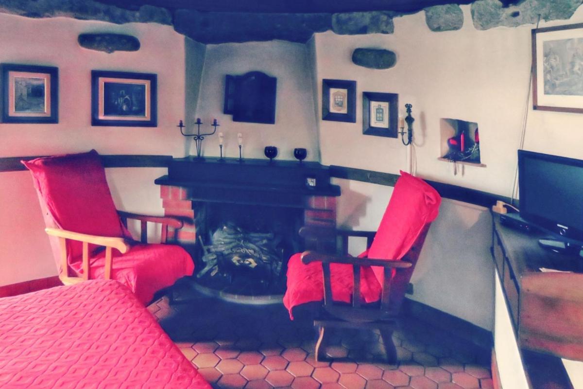 Charming House with Shared Pool in Porto de Mós. - Housity