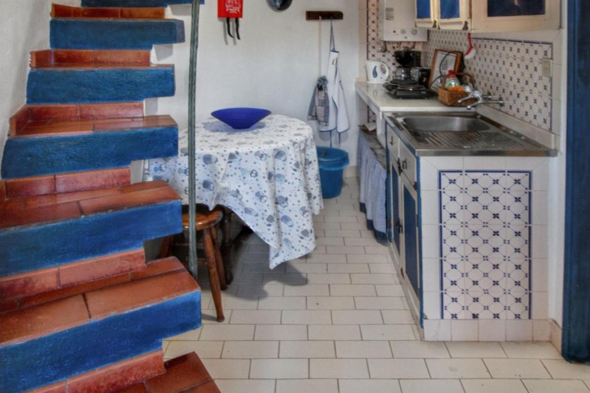 Charming House with Shared Pool in Porto de Mós. - Housity