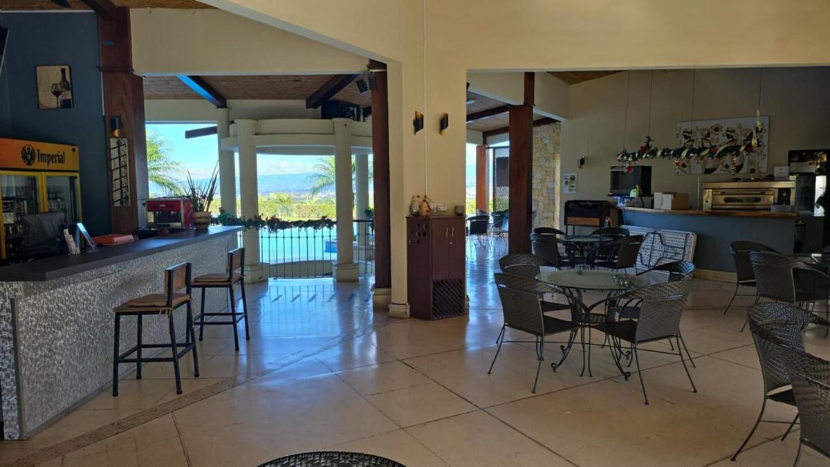 Apartment Avalon Country C,Santa Ana,Costa Rica, 1 habitación y sofá cama full equipado 4 personas con jardín especial para mascotas - Housity