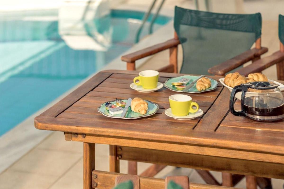 Elegant Villa in Planos + Private Pool. - Housity