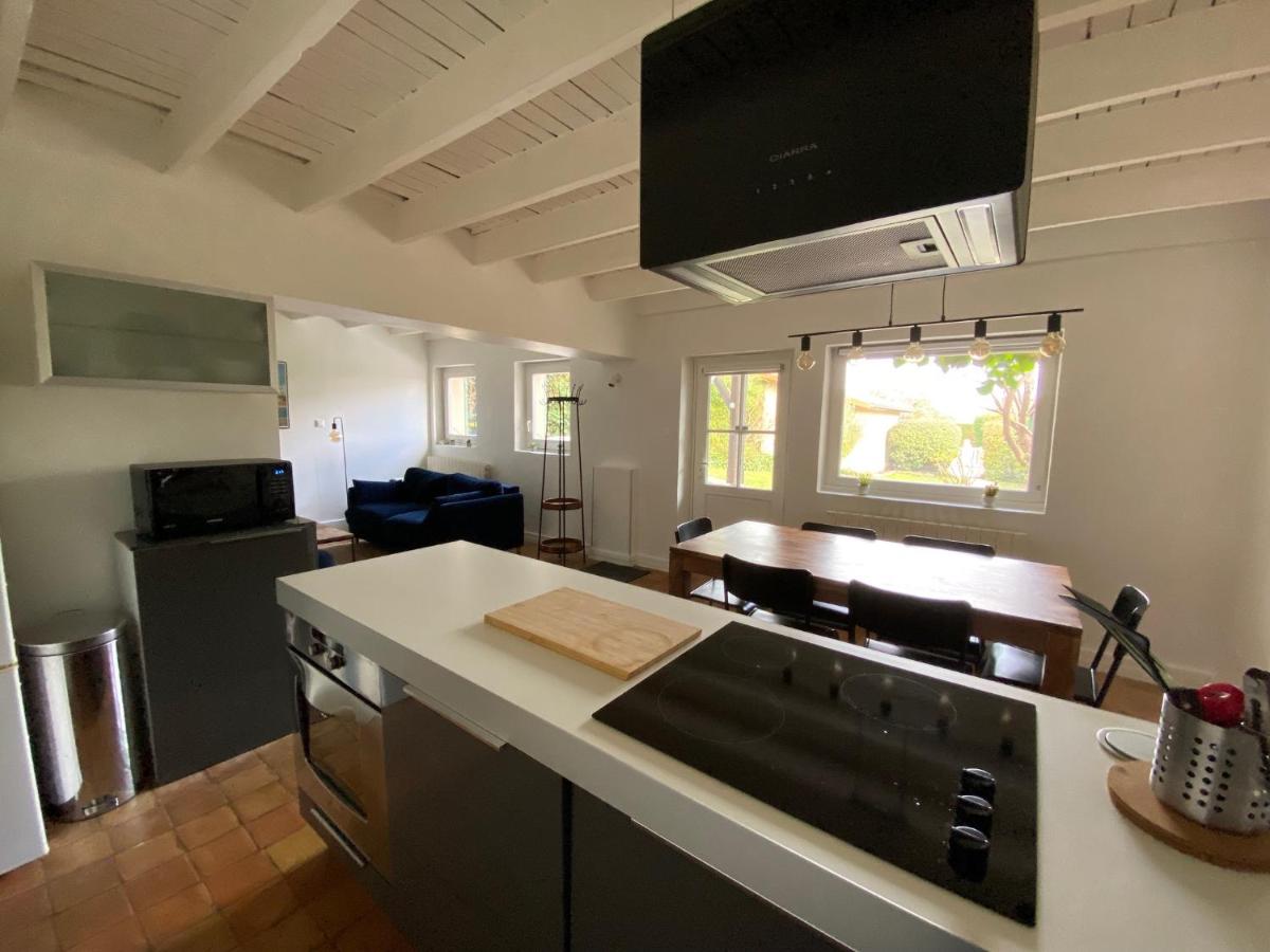 La Petite Maison, jardin et jacuzzi, proche de Lyon - Housity