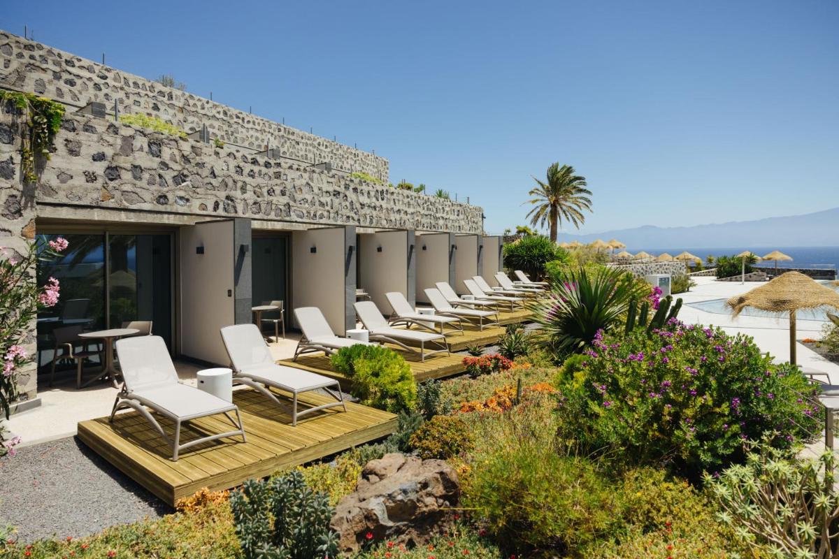 una fila de sillas y mesas en un edificio en BANCAL HOTEL and SPA, en San Sebastián de la Gomera