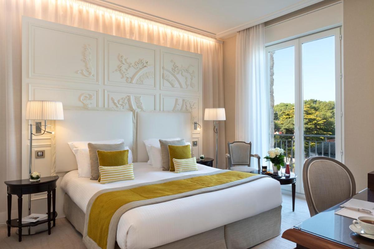 Un ou plusieurs lits dans un hébergement de l'établissement Hôtel Barrière Le Royal La Baule