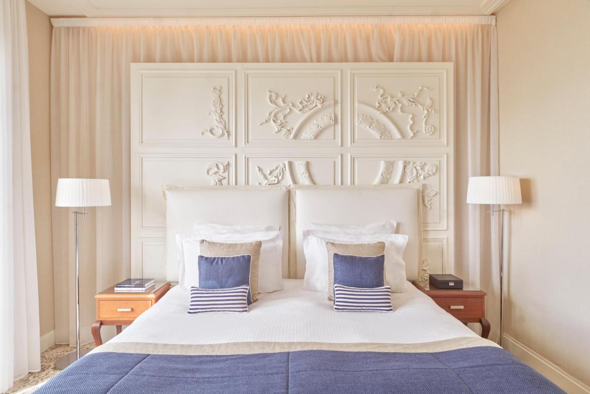Un ou plusieurs lits dans un hébergement de l'établissement Hôtel Barrière Le Royal La Baule