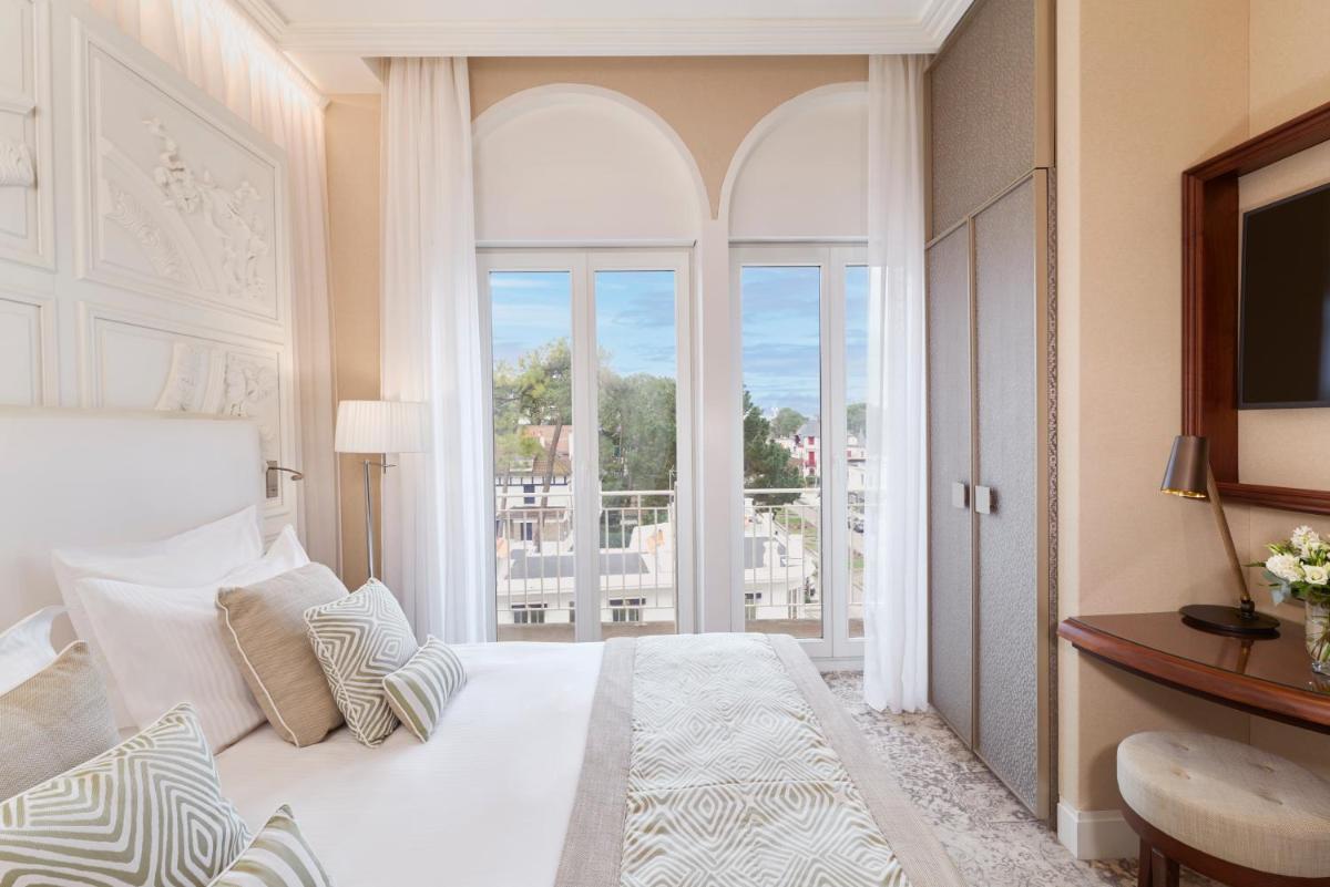 Un ou plusieurs lits dans un hébergement de l'établissement Hôtel Barrière Le Royal La Baule